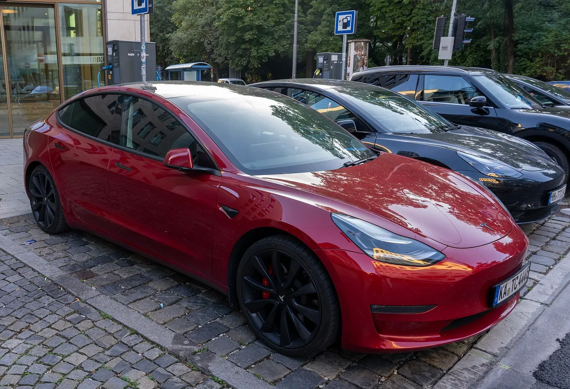 Tesla Model 3 in München geparkt